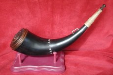 Randy Hedden Horn Eastern Style Buffalo Horn. Walnut chipped carved butt with ebony tip. Reminiscent of York County, Pennsylvania screw tip powder horns.Photo by Randy Hedden